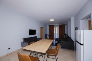 Μια τηλεόραση ή/και κέντρο ψυχαγωγίας στο Rooftop 3BR Apartment with Hot Tub, Pool and Parking