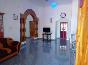 TV a/nebo společenská místnost v ubytování Mridangashaileshwari homestay