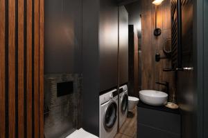Un baño con lavadora y lavadora. en Easy Stay Strzeszyn, en Poznan
