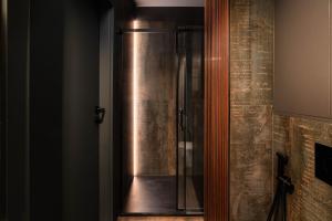 una ducha con puerta de cristal en un baño en Easy Stay Strzeszyn, en Poznan