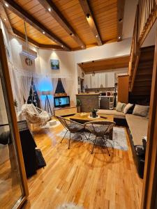 ZavidovićiにあるVikendica Šehićのテーブルとソファのあるリビングルーム