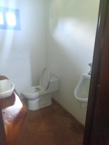 une salle de bains avec toilettes et lavabo dans l'établissement Fishon Panama Lodge, à Boca Chica
