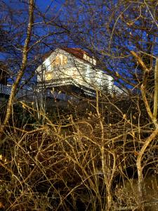 a house is seen through the branches of a tree at Kungshamn - Fisketången in Kungshamn