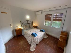 Ένα ή περισσότερα κρεβάτια σε δωμάτιο στο Mas Oliver de Mas Pujol +13 φωτογραφίες