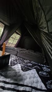 Voodi või voodid majutusasutuse Pakis Camping Cikole toas