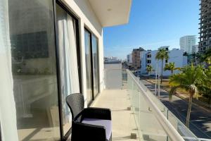 Balkón nebo terasa v ubytování Beautiful apartment steps from the beach