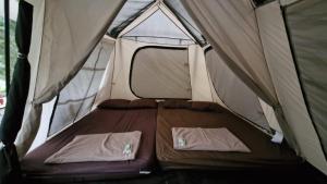 Voodi või voodid majutusasutuse Pakis Camping Cikole toas