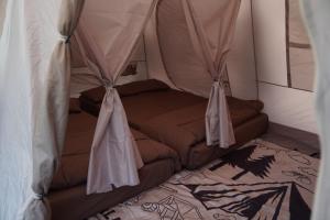 Istumisnurk majutusasutuses Pakis Camping Cikole +7 fotot