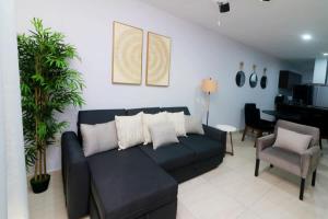 Posezení v ubytování Beautiful apartment steps from the beach