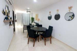 Posezení v ubytování Beautiful apartment steps from the beach