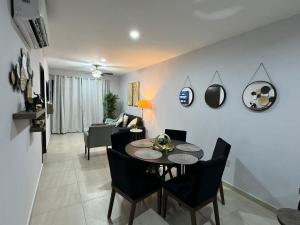 Posezení v ubytování Beautiful apartment steps from the beach + 42 fotografií