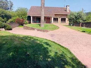une maison avec un palmier au milieu d'une allée dans l'établissement Villa Mauricio Garden, 