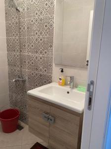 Ένα μπάνιο στο HALA Chaouni