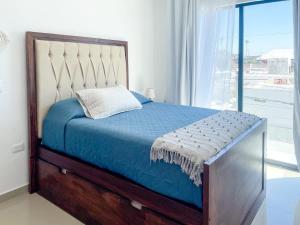 Ένα ή περισσότερα κρεβάτια σε δωμάτιο στο Beautiful apartment 3 blocks from the beach