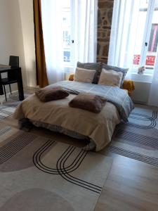 Postel nebo postele na pokoji v ubytování TINCHEBRAY Centre ville