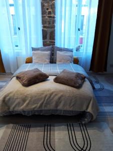 Ένα ή περισσότερα κρεβάτια σε δωμάτιο στο TINCHEBRAY Centre ville