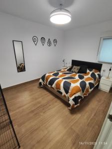 Postel nebo postele na pokoji v ubytování CITYHOUSE! NUEVO REFORMADO CONFORT WIFI TV65 AC FULL Visco + 5 fotografií