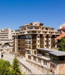 ein großes Apartmenthaus in einer Stadt in der Unterkunft Apart Hotel & spa Zoned II, Kopaonik, apartman Lukač - special benifit Children up to 17 of age accompanied by two adutls staj for free! FREE PARKING! in Kopaonik