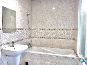 Ένα μπάνιο στο Khách Sạn Long Khánh View Đẹp Đồng Nai +5 φωτογραφίες