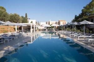 Bazén v ubytování Sundance Apartments & Suites nebo v jeho okolí