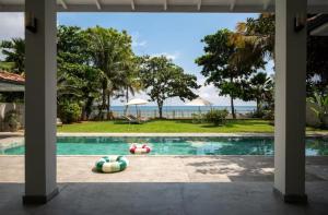 - une piscine avec deux balles gonflables dans l'eau dans l'établissement Villa Elise, à Sinimodera 12 autres photos