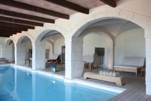 Bazén v ubytovaní Hotel Peralada Wine Spa & Golf alebo v jeho blízkosti