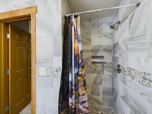 Ένα μπάνιο στο Modern Comfort Suite B - Heart of Downtown +5 φωτογραφίες