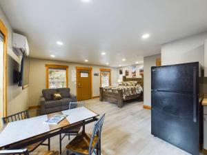 Μια τηλεόραση ή/και κέντρο ψυχαγωγίας στο Modern Comfort Suite B - Heart of Downtown