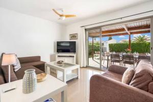 Μια τηλεόραση ή/και κέντρο ψυχαγωγίας στο Villa Pina 20