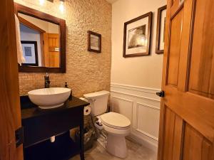 Koupelna v ubytování Private Bedroom Suite w Hot Tub and Arcade