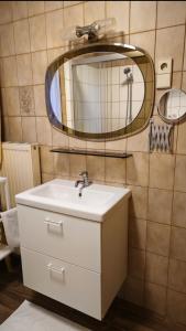 Un baño con un lavabo y un espejo en la pared. en Ferienhaus - Hoamathaus, en Aigen im Ennstal 18 fotos más