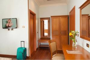 Televízia a/alebo spoločenská miestnosť v ubytovaní Hotel Piemonte