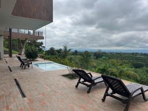 Bazén v ubytování Chalet Filandia Panoramic Views by Xarm Apartments nebo v jeho okolí