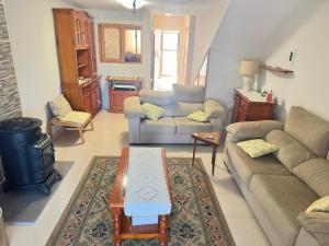 ein Wohnzimmer mit Sofa und Tisch in der Unterkunft Casa Sol y Paz in El Campello