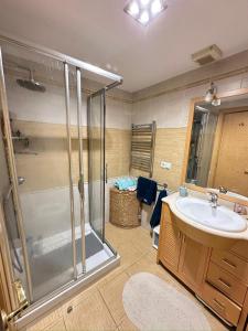 ein Badezimmer mit Dusche und Waschbecken in der Unterkunft Casa Sol y Paz in El Campello