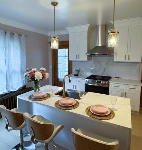 Kuchyň nebo kuchyňský kout v ubytování The Pink Haus