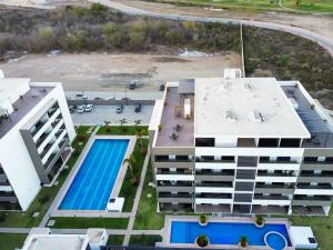 een bovenaanzicht van een gebouw met een zwembad bij Charming apartment 3 minutes from the beach in La Florida