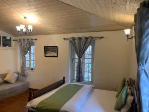 Postel nebo postele na pokoji v ubytování ROSE VILLA The Heritage Colonial Bungalow No 9 + 43 fotografií