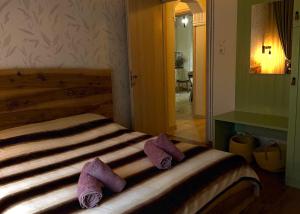 Un dormitorio con una cama con almohadas moradas. en Casa Nostra, en Aridaía