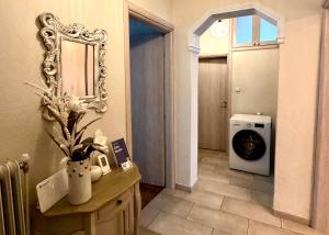 y baño con lavadora y espejo. en Casa Nostra, en Aridaía