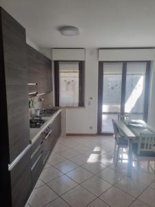 eine Küche mit Tisch und ein Esszimmer in der Unterkunft Papaya58 in San Benedetto del Tronto