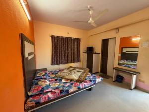 une chambre avec un lit dans le coin d'une pièce dans l'établissement Hotel Sudama Palace - Mahabaleshwar , Couple & Family Stay Rooms with Free Wi-Fi & Delicious Food, à Mahabaleshwar