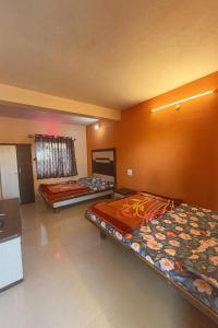 Cette chambre comprend 3 lits. dans l'établissement Hotel Sudama Palace - Mahabaleshwar , Couple & Family Stay Rooms with Free Wi-Fi & Delicious Food, à Mahabaleshwar 4 autres photos