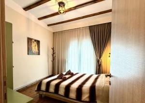 Un dormitorio con una cama en una habitación con ventana. en Casa Nostra, en Aridaía