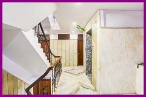 un escalier dans un bâtiment avec un grand sol en marbre dans l'établissement Hotel RG Laxmi Palace Villas Near Vishwanath Temple # Parking- free Wi-fi Facilities # BEST HOTEL, à Varanasi