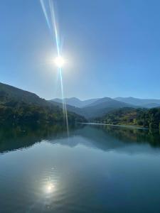 a view of a river with the sun in the sky at las 2 jotas in Guisando