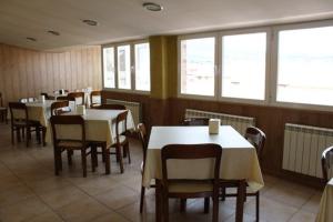 A restaurant or other place to eat at Hostal Valle del Iregua