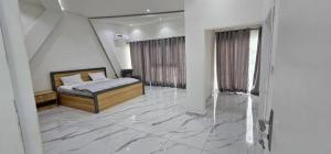 une chambre avec un lit et un grand sol en marbre dans l'établissement Aberdeen SeaView Affordable Luxury Apartment by Richview, à Freetown