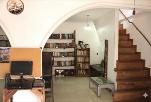 Knihovna v hostelu + 10 fotografií