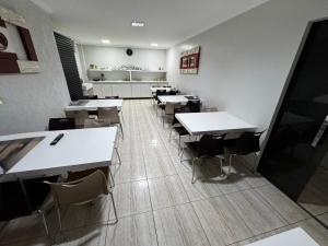 a dining room with tables and chairs in a restaurant at Hotel Vila Planalto in Brasília